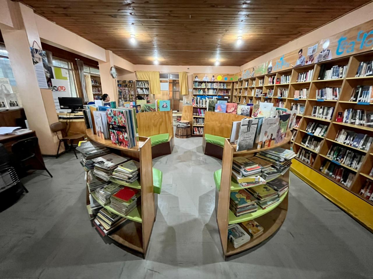 «El lado oscuro de la sombra y otros ladridos» en Biblioteca Pública Gabriela Mistral, Chile